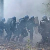 Cảnh sát chống bạo động trong làn khói của khí gas chống người biểu tình ngày 24/11 tại Notre-Dame-Des-Landes. (Nguồn: AFP)
