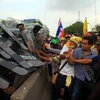 Cảnh sát xung đột với những người biểu tình ở Bangkok ngày 24/11. (Nguồn: THX/TTXVN)