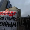 Người biểu tình giơ khẩu hiệu "Trả tự do cho tù nhân chính trị" trong cuộc biểu tình chống lại việc bắt giữ các nhà hoạt động đối lập bên ngoài Ủy ban Điều tra tại Mátxcơva ngày 22/10. (Nguồn: Getty)