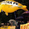 Biểu tình tại Tokyo phản đối vụ cưỡng hiếp một phụ nữ Nhật tại Okinawa ngày 17/10. (Nguồn: Press TV)