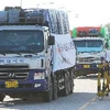 Những chuyến xe chở hàng viện trợ bột mì và thiết bị y tế rời Hàn Quốc đến Triều Tiên hồi tháng 9/2011. (Nguồn: YONHAP/TTXVN)