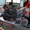 Chuyển người bị thương trong vụ đánh bom tới bệnh viện. (Nguồn: THX/TTXVN)