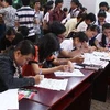Sinh viên đăng ký tìm việc trong ngày hội việc làm được tổ chức tại Đại học Duy Tân. (Ảnh minh họa: Trần Lê Lâm/TTXVN)