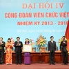 Bí thư Trung ương Đảng Hà Thị Khiết trao Huân chương Lao động hạng Nhất cho Công đoàn Viên chức Việt Nam. (Nguồn: TTXVN)