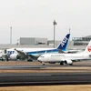 Máy bay Boeing 787 Dreamliner (trái) của hãng ANA tại cửa sân bay Takamatsu, quận Kagawa, miền tây Nhật Bản ngày 17/1. (Nguồn" AFP/TTXVN)