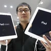 Máy tính bảng iPad Mini và iPad thế hệ thứ 4 tại cửa hàng ở Vũ Hán, Hồ Bắc, Trung Quốc. (Nguồn: THX/TTXVN)