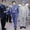 Tân Thủ tướng Shinzo Abe (giữa) trong chuyến thị sát nhà máy điện hạt nhân Fukushima. (Nguồn: AFP/TTXVN)