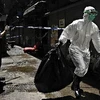 Nhân viên y tế làm việc tại một khách sạn ở Hong Kong, nơi một trường hợp được xác nhận nhiễm cúm A/H1N1 hồi tháng 5/2009. (Nguồn: AFP/TTXVN)