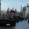 Xe bọc thép của quân đội Nga tham gia cuộc diễn tập diễu binh tại Quảng trường Đỏ. (Nguồn: AFP/TTXVN)