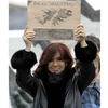 Tổng thống Argentina, Cristina Fernández, giơ cao tấm biển có bản đồ Malvinas. (Nguồn: AFP)