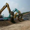 Các thiết bị xúc những khối đất đá đầu tiên trong lễ khởi công xây dựng Nhà máy nhiệt điện Mông Dương 1 hồi tháng 10/2011. (Ảnh: Văn Đức/TTXVN)