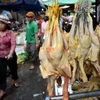 Một quầy bán thịt gà tại chợ ở thủ đô Phnom Penh. (Nguồn: AFP/TTXVN)