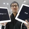 Máy tính bảng iPad mini (trái) và iPad thế hệ thứ 4 tại cửa hàng ở Vũ Hán, thủ phủ tỉnh Hồ Bắc, Trung Quốc. (Nguồn: THX/TTXVN)