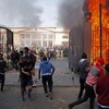 Các cổ động viên bóng đá gây rối tại câu lạc bộ cảnh sát ở Cairo ngày 9/3. (Nguồn: AFP/TTXVN)