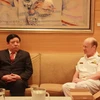 Chuẩn tướng James Goldrick đón Bộ trưởng Phùng Quang Thanh và đoàn tại phòng VIP sân bay quốc tế Sydney. (Ảnh: Võ Giang) 