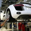 Công nhân Audi làm việc trong dây chuyền sản xuất xe tại nhà máy của hãng ở Neckarsulm, Đức. (Nguồn: Getty Images)