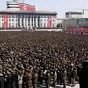 Hàng nghìn người Triều Tiên tập trung tại Quảng trường Kim Nhật Thành ủng hộ lời kêu gọi của người đứng đầu đất nước. (Nguồn: AP) 