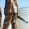 Lính Nam Sudan bảo vệ những thùng dự trữ dầu ở Unity State. (Nguồn: AFP)