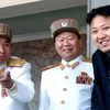 Ông Kim Jong Un cùng các cộng sự trong buổi diễu hành của quân đội nước này tại Quảng trường Kim Nhật Thành ngày 15/4/2012. (Nguồn: AP) 