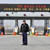 Nhân viên an ninh Hàn Quốc trước văn phòng quá cảnh liên Triều đóng cửa tại thành phố biên giới Paju gần khu công nghiệp chung Kaesong ngày 8/4. (Nguồn: AFP/TTXVN)