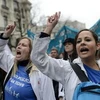 Các nhân viên y tế Tây Ban Nha biểu tình phản đối các biện pháp kinh tế khắc khổ của chính phủ ngày 17/3. (Nguồn: AFP/TTXVN)