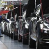 Những chiếc S-class trong dây chuyền sản xuất ở giai đoạn cuối tại nhà máy sản xuất của Mercedes-Benz ở Sindelfingen, Đức. (Nguồn: AFP/TTXVN)