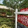 Một căn nhà được bày bán và "đang làm hợp đồng" ở Rockville, Maryland. (Nguồn: AFP/TTXVN)