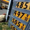 Bảng giá xăng không chì thông thường tại trung tâm dịch vụ của hãng Shell ở Los Angeles, bang California. Ảnh minh họa. (Nguồn: AFP/TTXVN)
