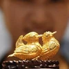 Hai con vịt bằng vàng tại cửa hàng ở tỉnh An Huy, Trung Quốc. (Nguồn: AFP/TTXVN)