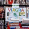 Các loại thuốc giả như Viagra được bán trên đường phố ở Indonesia. (Nguồn: EPA)