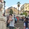 Khách du lịch tới thăm Piazza di Spagna - một điểm du lịch nổi tiếng ở thủ đô Rome, Italy. (Nguồn: Kyodo/TTXVN)