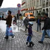 Người dân Thụy Sĩ trên đường phố thủ đô. Ảnh minh họa. (Nguồn: pbs.org)