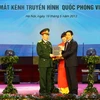 Ông Nguyễn Bắc Son trao Quyết định thành lập Kênh Truyền hình QPVN cho đại diện lãnh đạo Trung tâm Phát thanh-Truyền hình Quân đội. (Ảnh: Trọng Đức/TTXVN)