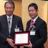 Chủ tịch FPT Trương Gia Bình nhận Giải thưởng Nikkei Asia của Tập đoàn Nikkei. (Ảnh: Hữu Thắng/Vietnam+)