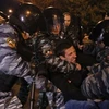 Cảnh sát Nga bắt giữ một phần tử quá khích trong vụ bạo động ở Biryulyovo. (Ảnh: Reuters)