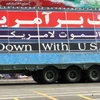 Một chiếc xe tải trên đường phố Tehran với biểu ngữ chống Mỹ. (Ảnh: edition.cnn.com)
