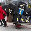 Một trong hai chiếc xe trở đầy hành lý của Madonna. (Nguồn: Internet)