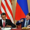 Tổng thống Nga Dmitry Medvedev và Tổng thống Mỹ Barack Obama cùng ký hiệp ước START mới. (Nguồn: AFP/TTXVN)