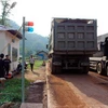 Xe chở quặng trái phép bị tạm giữ của Công ty Vạn Lợi. (Ảnh: Nguyễn Trình/vietnam+)
