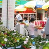 Du khách tham quan Hội thi trái cây ngon và An tòan thực phẩm 2008. (Ảnh: Thanh Vũ/TTXVN)