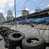 Chướng ngại vật bằng lốp xe và que tre tại "pháo đài" tự tạo của những người biểu tình "áo đỏ" dựng tại quận tài chính ở thủ đô Bangkok ngày 29/4. (Nguồn: AFP/TTXVN) 