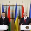 Tổng thống Ukraine Victor Yanukovich và Tổng thống Belarus Alexander Lukashenko tại cuộc họp báo ngày 29/4. (Nguồn: Reuters)