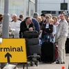 Hành khách tại sân bay Glasgow lại phải chờ đợi cho đến khi mở lại không phận. (Nguồn: AP)