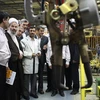 Tổng thống Iran Ahmadinejad thăm dây chuyền sản xuất của nhà máy ôtô lớn nhất Trung Đông. (Nguồn: Reuters) 