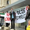 Những người biểu tình tập trung bên ngoài trụ sở OECD tại Paris để phản đối kế hoạch mời Israel gia nhập OECD. (Nguồn: Getty Images)