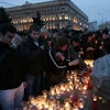 Người dân đốt nến tưởng niệm nạn nhân của vụ đánh bom tàu điện ngầm ở Nga. (Nguồn: Getty Images)
