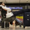 Hành khách đang chờ đợi ở sân bay Schiphol, Amsterdam. (Nguồn: Getty Images)