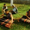 Các nghệ nhân dệt thổ cẩm huyện Đông Giang, Quảng Nam trình diễn tại Festival Làng nghề Việt - Đà Nẵng 2009. (Ảnh: Vũ Công Điền/TTXVN)