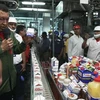 Tổng thống Venezuela Hugo Chavez thăm một nhà máy sản xuất bao bì. (Nguồn: Reuters)