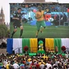 Một màn hình khổng lồ được đặt tại quảng trường Trafalgar, London. (Nguồn: Getty Images)